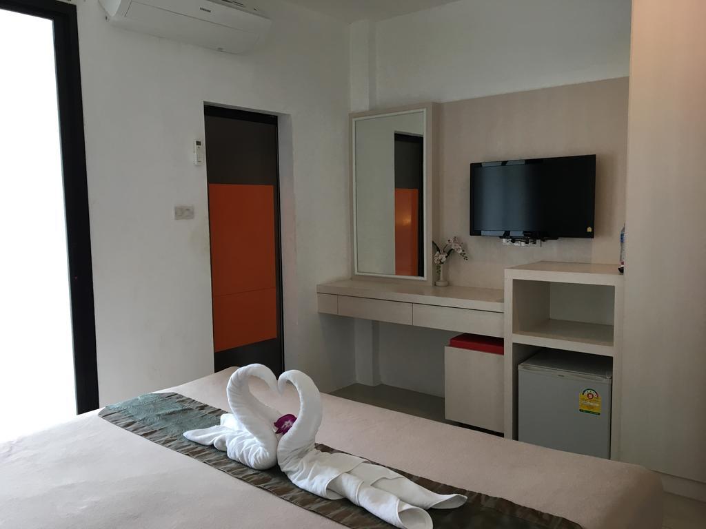 Phuthara Hostel Phuket Buitenkant foto