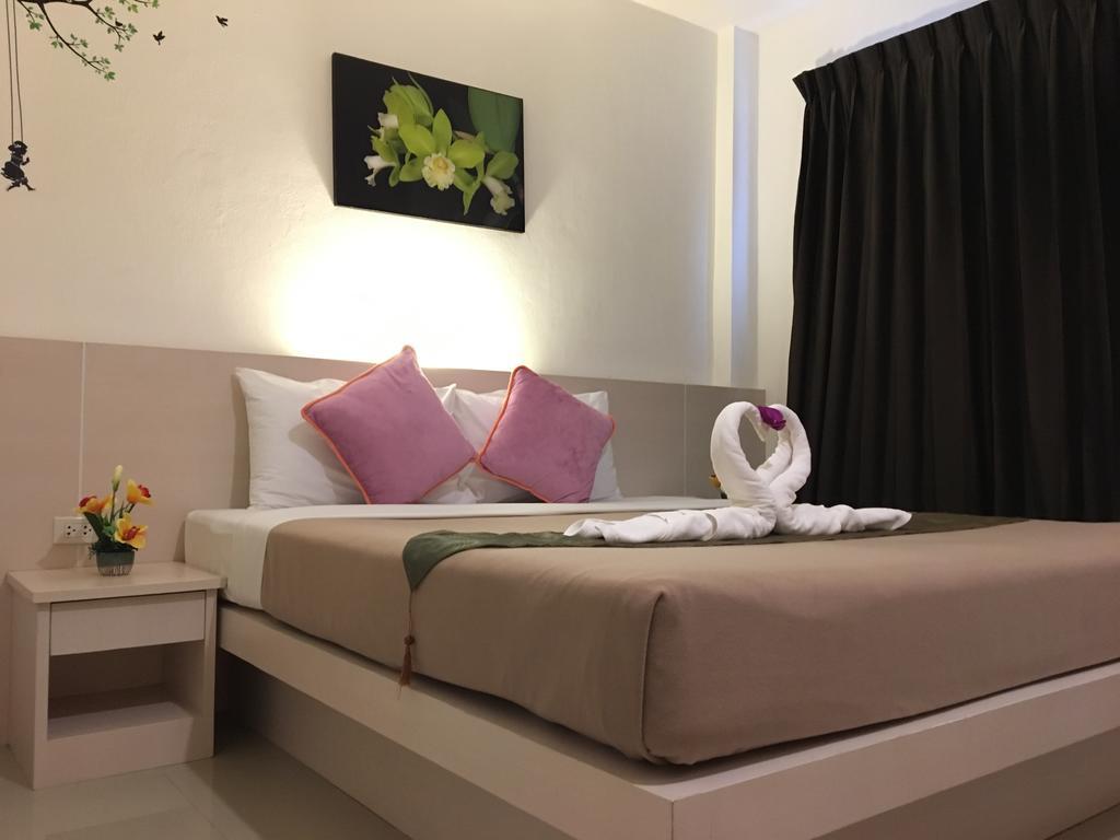 Phuthara Hostel Phuket Buitenkant foto