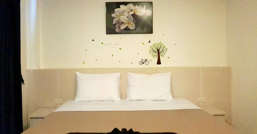 Phuthara Hostel Phuket Buitenkant foto