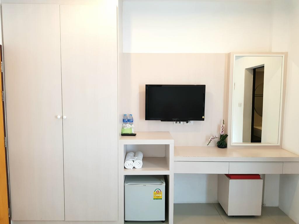 Phuthara Hostel Phuket Buitenkant foto