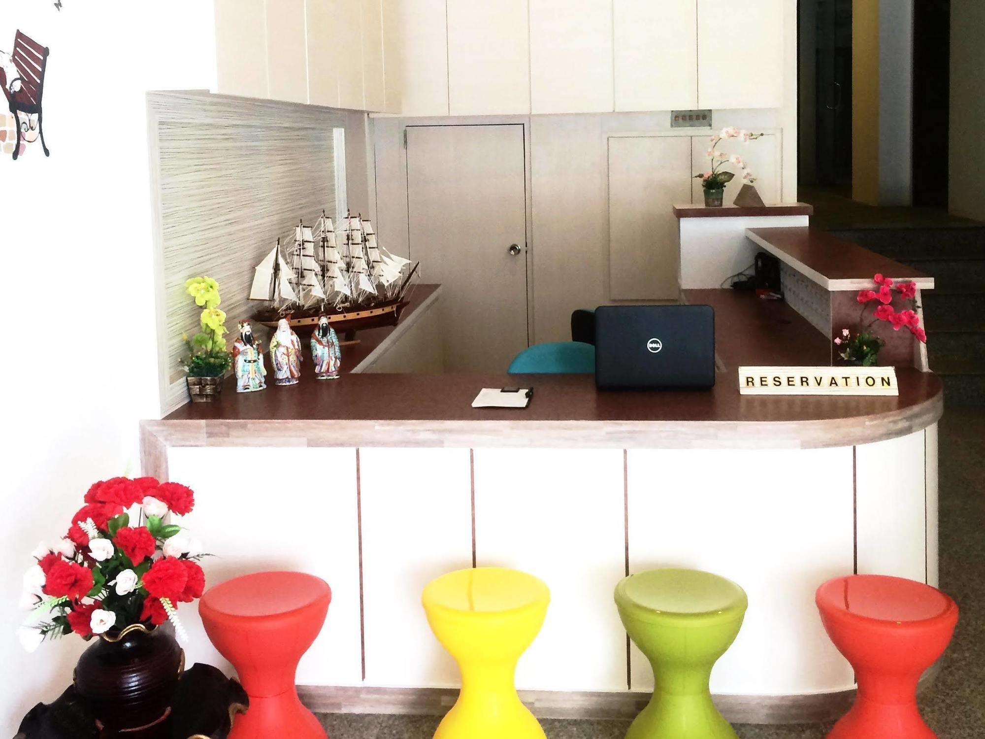 Phuthara Hostel Phuket Buitenkant foto
