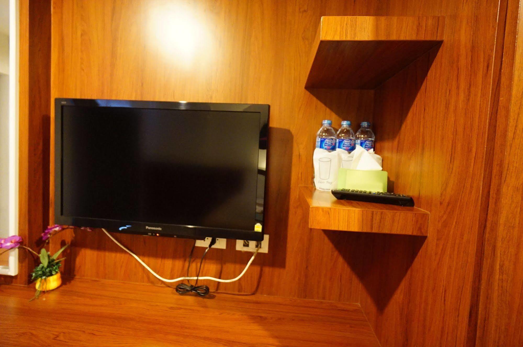 Phuthara Hostel Phuket Buitenkant foto