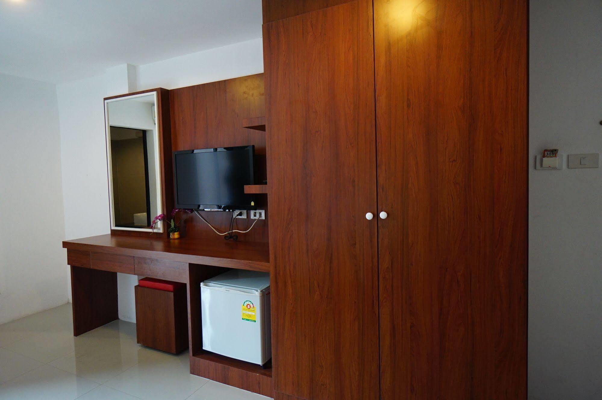 Phuthara Hostel Phuket Buitenkant foto