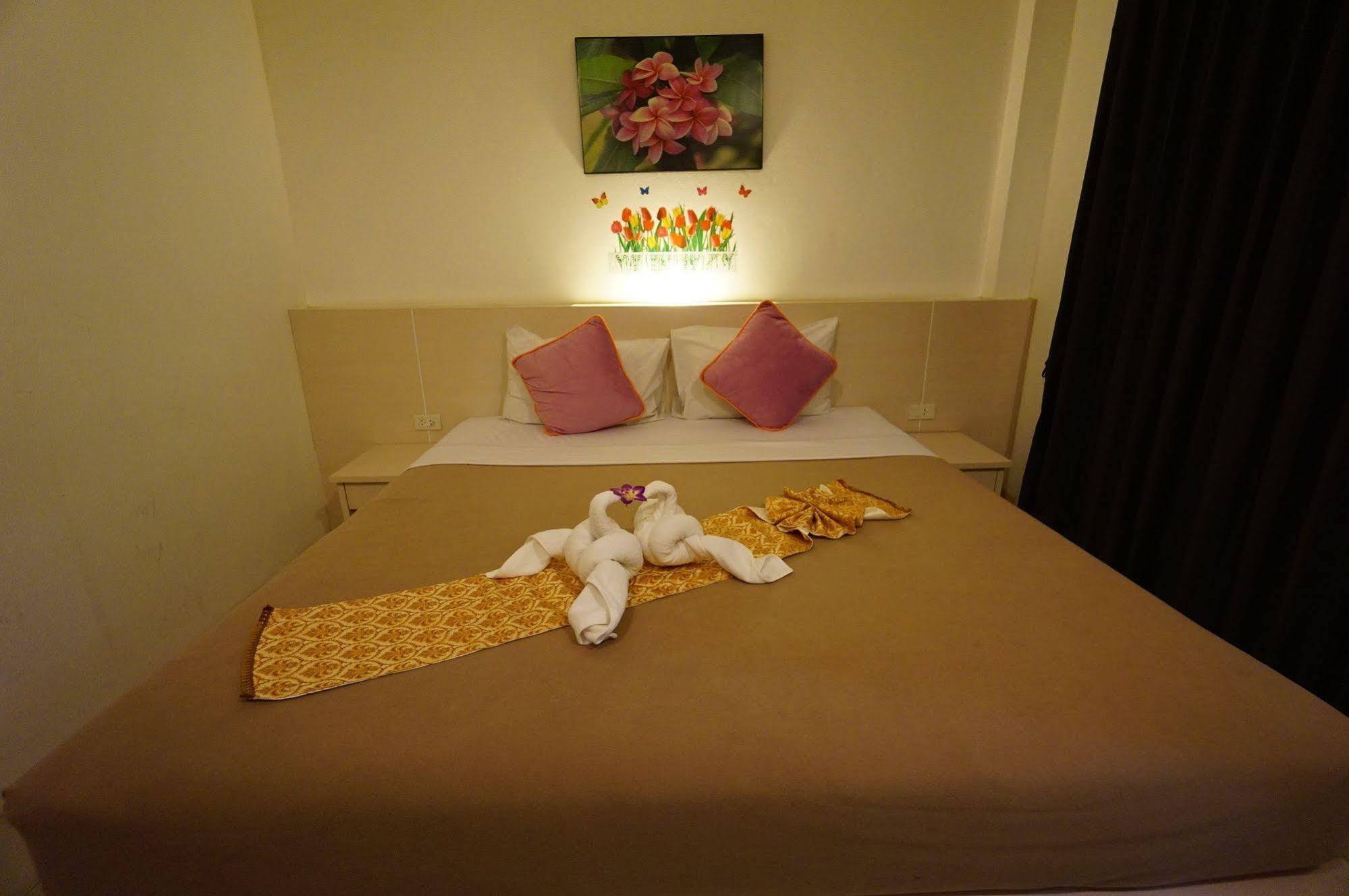 Phuthara Hostel Phuket Buitenkant foto