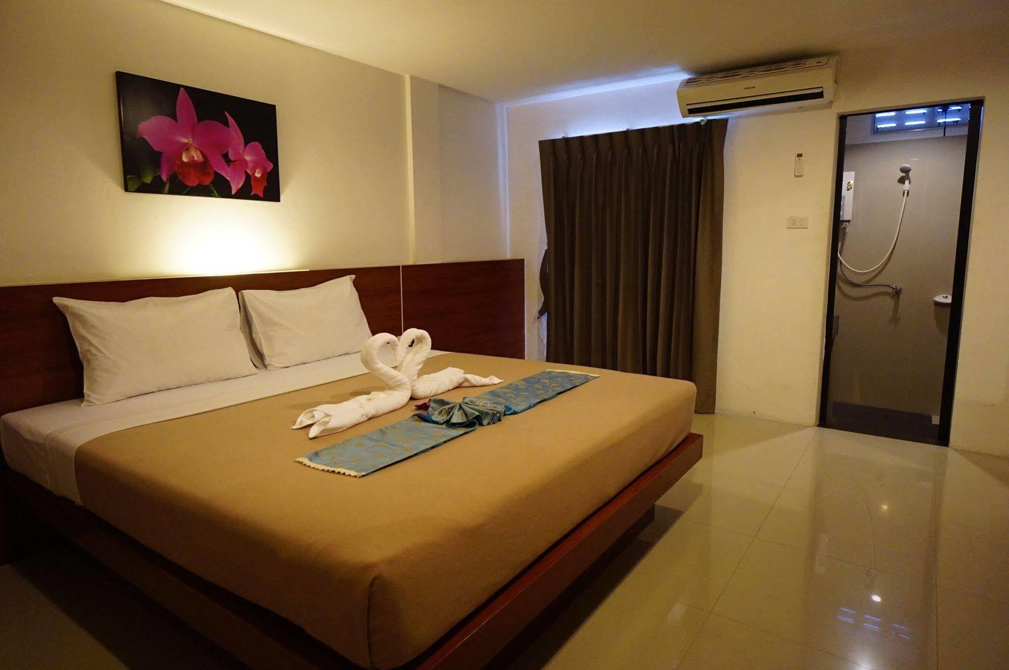 Phuthara Hostel Phuket Buitenkant foto