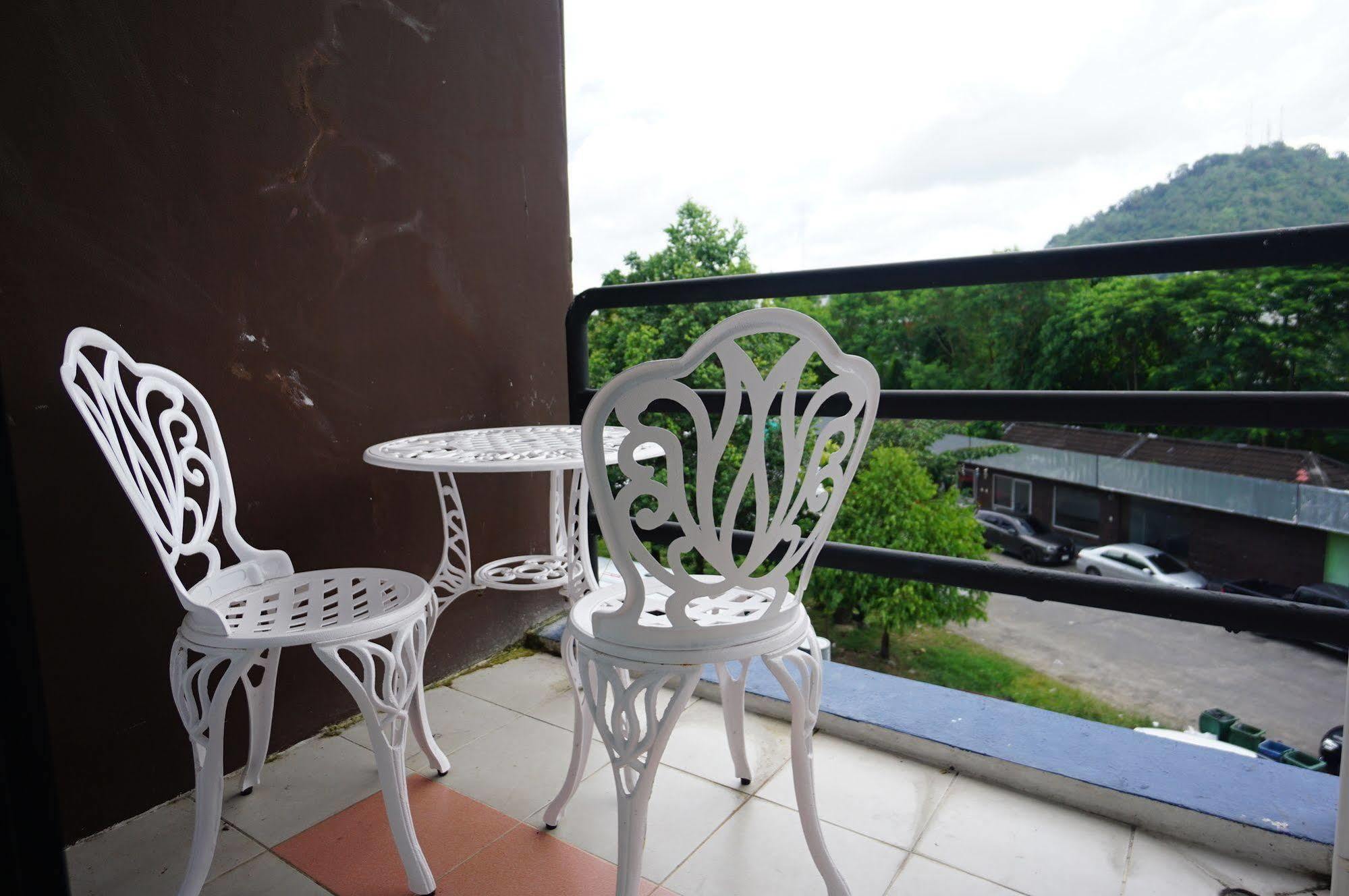 Phuthara Hostel Phuket Buitenkant foto